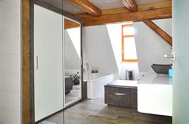 Badezimmer in weiß mit Beton Dekor